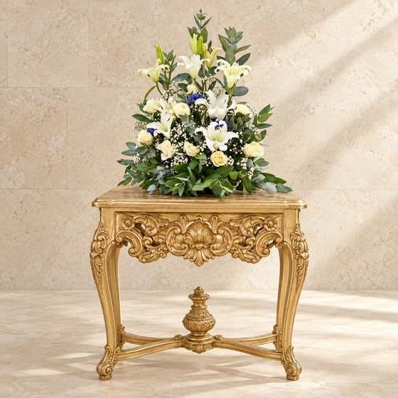 Consola dorada con flores